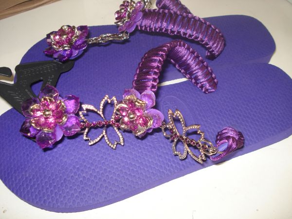 Chinelo roxo com flor