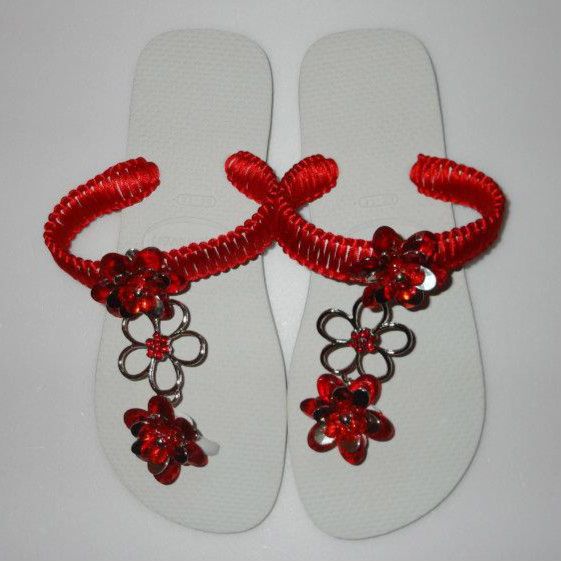 Chinelo branco com flores vermelhas