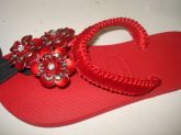 chinelo vermelho com 3 flores