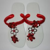 Chinelo branco com flores vermelhas