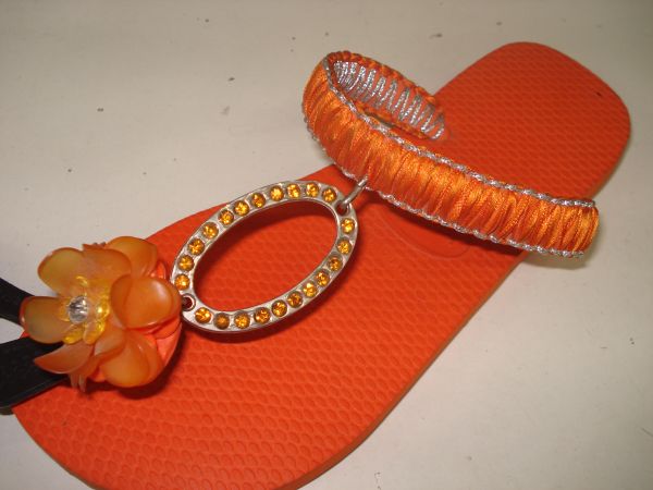 chinelo decorado com strass e flores