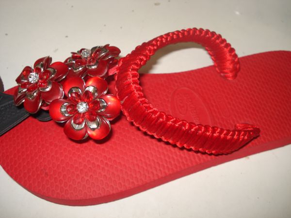 chinelo vermelho com 3 flores