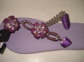 chinelo lilas com strass e flores