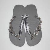 Chinelo cinza com flores