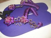 Chinelo roxo com flor