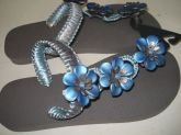 chinelo decorado em azul