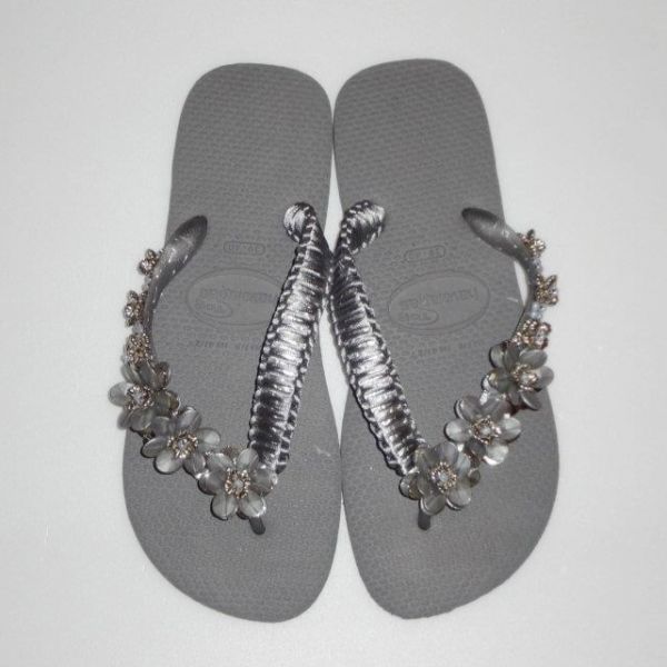 Chinelo cinza com flores